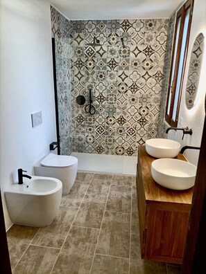 Bruser, hårtørrer, bidet, håndklæder