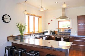 Kylskåp, mikrovågsugn, ugn och diskmaskin