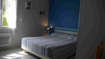 2 chambres, bureau, fer et planche Ă repasser, lit parapluie