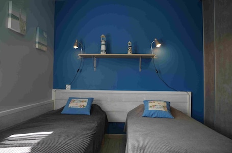 2 bedrooms, desk, iron/ironing board, travel crib. Charming furnished holiday rental on the Bassin d'Arcachon.