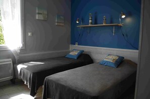 2 Schlafzimmer, Schreibtisch, Bügeleisen/Bügelbrett, Reisekinderbett