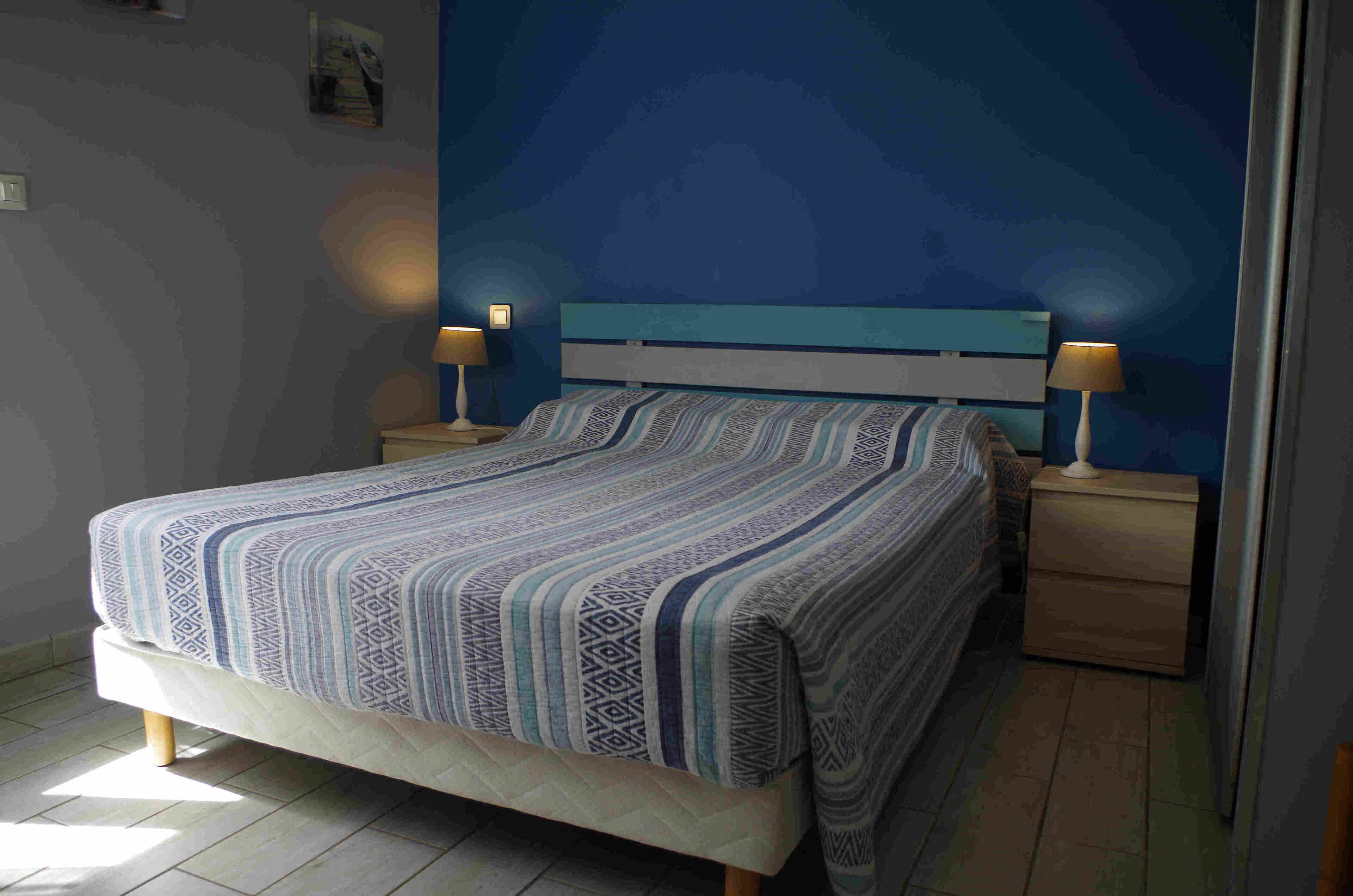 2 slaapkamers, een bureau, een strijkplank/strijkijzer, reisbedje