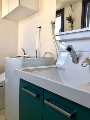 Apartamento, 1 quarto | Pia do banheiro