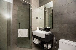 シャワー、バスアメニティ (無料)、ヘアドライヤー��、スリッパ