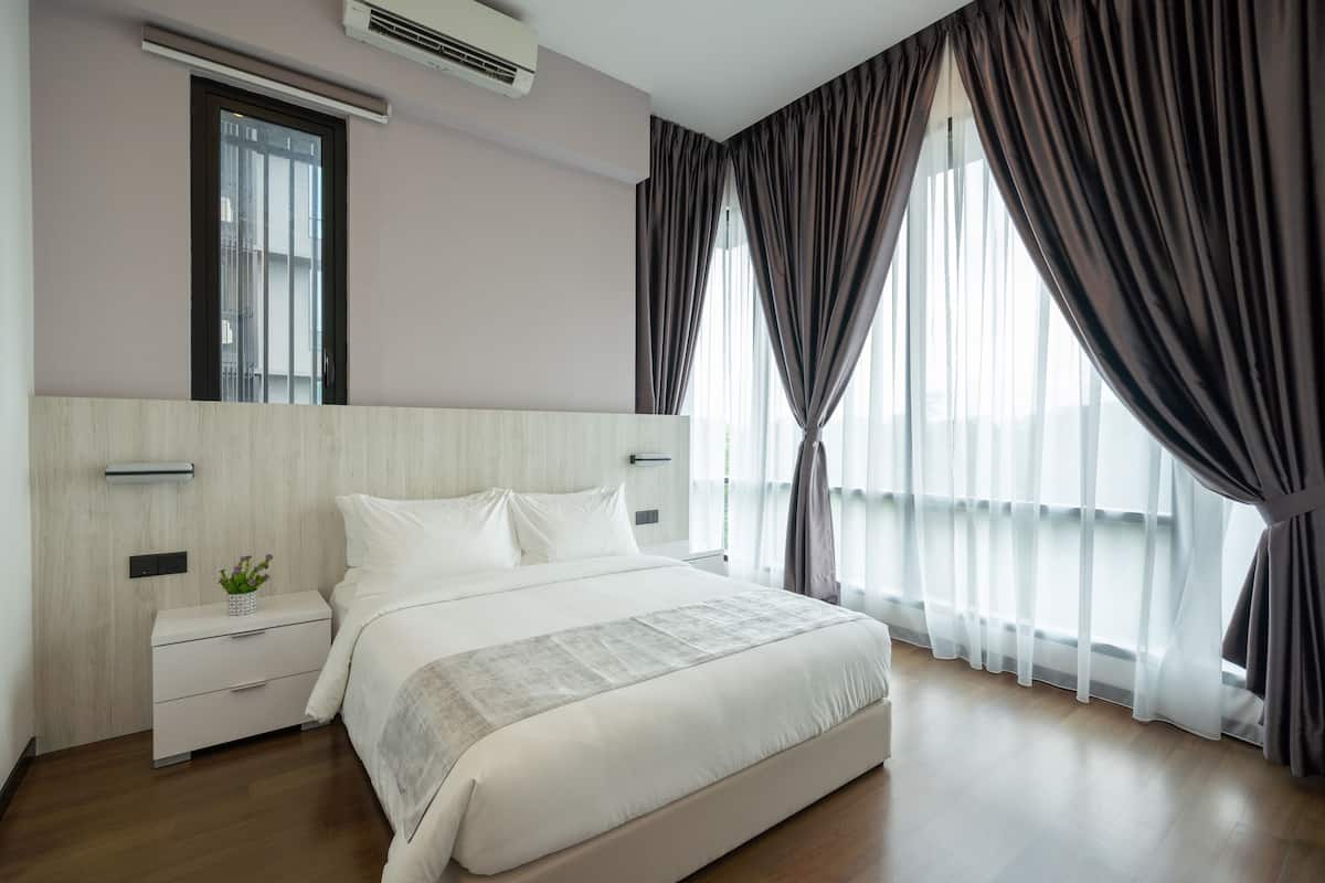 3 habitaciones, escritorio, cortinas blackout y insonorización