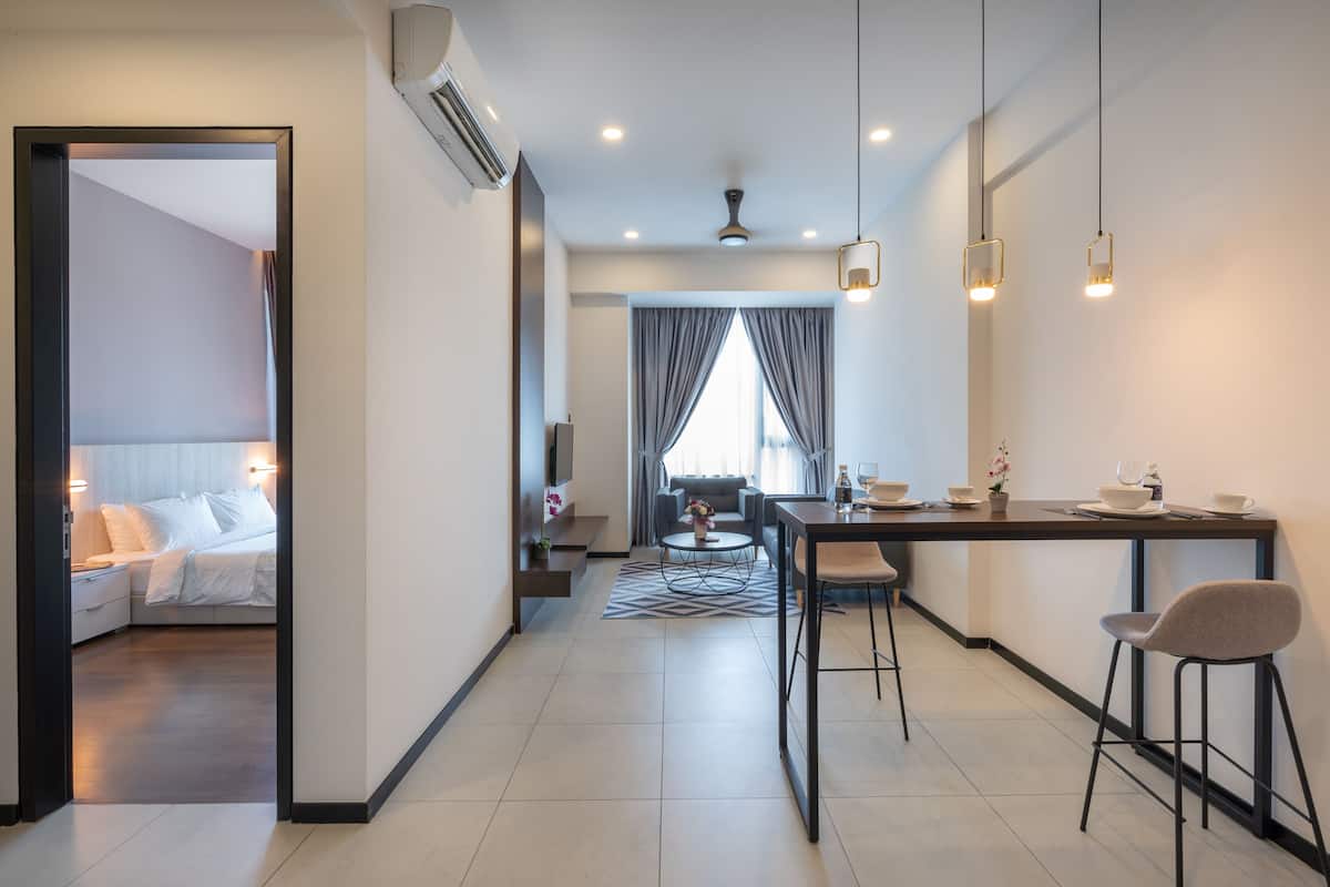 Departamento Deluxe, 1 habitación | Área de sala de estar | Smart TV de 40 pulgadas con canales vía satélite y televisión
