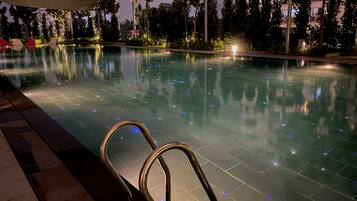 2 outdoor pools