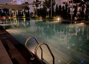 2 outdoor pools