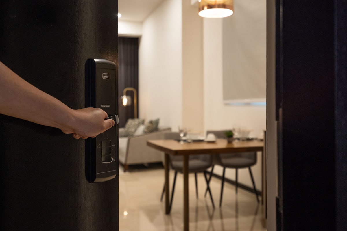 Departamento Prestigio, 1 habitación | Área de sala de estar | Smart TV de 40 pulgadas con canales vía satélite y televisión