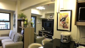 Deluxe Condo | Ruang tamu | 42 cm televisyen skrin rata dengan kabel, TV, Netflix