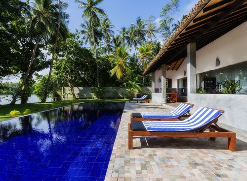 Gangananda - Superbe villa au bord du lac avec une grande piscine près de la mer 