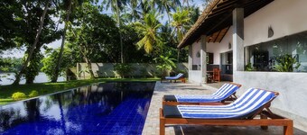 Gangananda - upea Lakeside-huvila, jossa on suuri uima-allas lähellä merta 