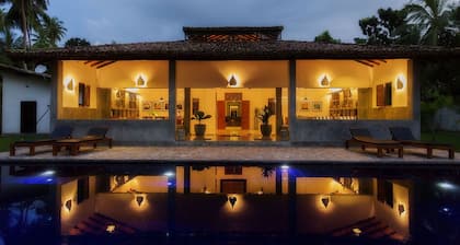 Gangananda: impresionante villa junto al lago con una gran piscina cerca del mar