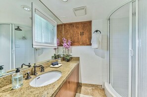 Douche, sèche-cheveux, serviettes fournies, savon