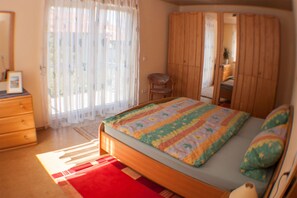 Bügeleisen/Bügelbrett, Reisekinderbett, WLAN, Bettwäsche