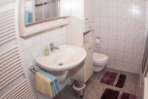 Ensemble douche/baignoire, sèche-cheveux, serviettes fournies, savon