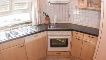 Een koelkast, een microgolfoven, een oven, een kookplaat