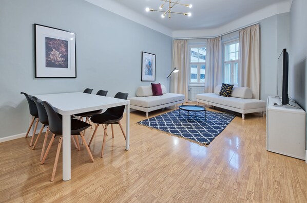Apartment | Wohnbereich | Flachbildfernseher