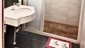 A bathroom with a sink, mirror, and shower enclosure. - Min Min Bed and Breakfast (Chishang)