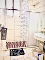 Ducha, cabezal de ducha tipo lluvia, secador de pelo, toallas