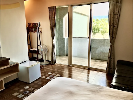 Cubrecamas, escritorio, cortinas blackout y camas plegables/adicionales