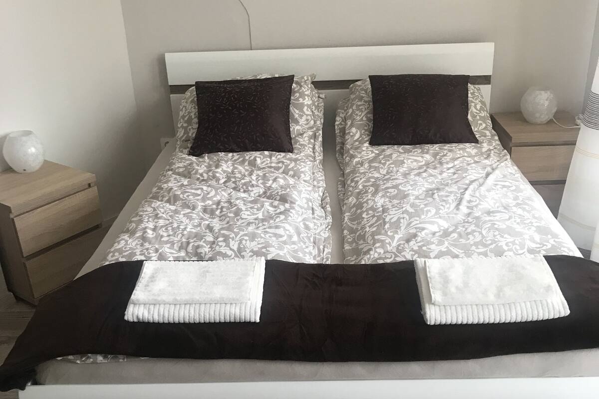 Desk, soundproofing, WiFi (free), bed sheets