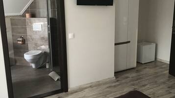 Desk, soundproofing, free WiFi, bed sheets