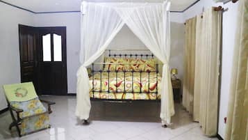 Màn/rèm cản sáng, bàn ủi/dụng cụ ủi quần áo