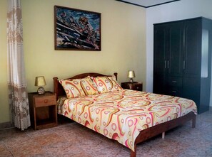Cortinas blackout, tabla de planchar con plancha y wifi gratis 