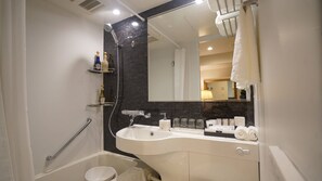 Separate bathtub and shower, designer toiletries, hair dryer, slippers - Le Tour Hotel Akihabara Ekimae (Tokyo)