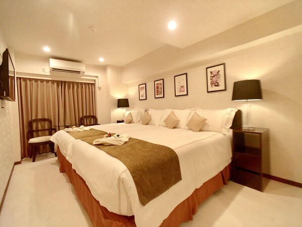 高級寝具、羽毛の掛け布団、セーフティボックス (室内)、デスク