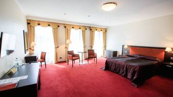 1 chambre, minibar, coffres-forts dans les chambres, bureau