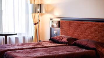 1 dormitorio, minibar, caja fuerte y escritorio