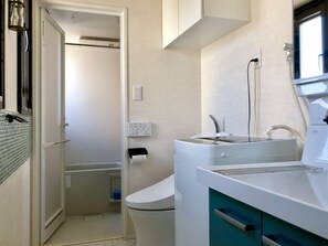Appartement, 1 slaapkamer | Badkamer | Een aparte badkuip en douche, een diep bad, gratis toiletartikelen