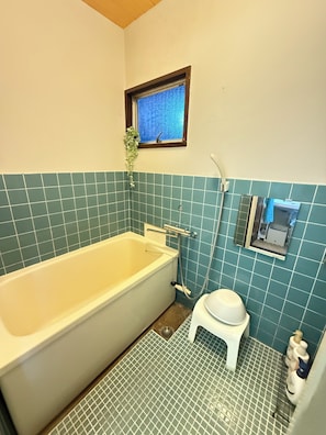Bañera, secador de pelo, toallas, jabón