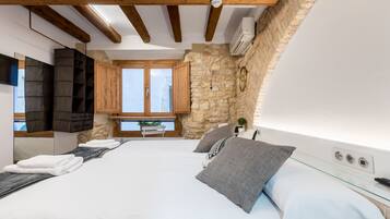 Twin Room, City View (4) | Laptop workspace, free WiFi, individually decorated