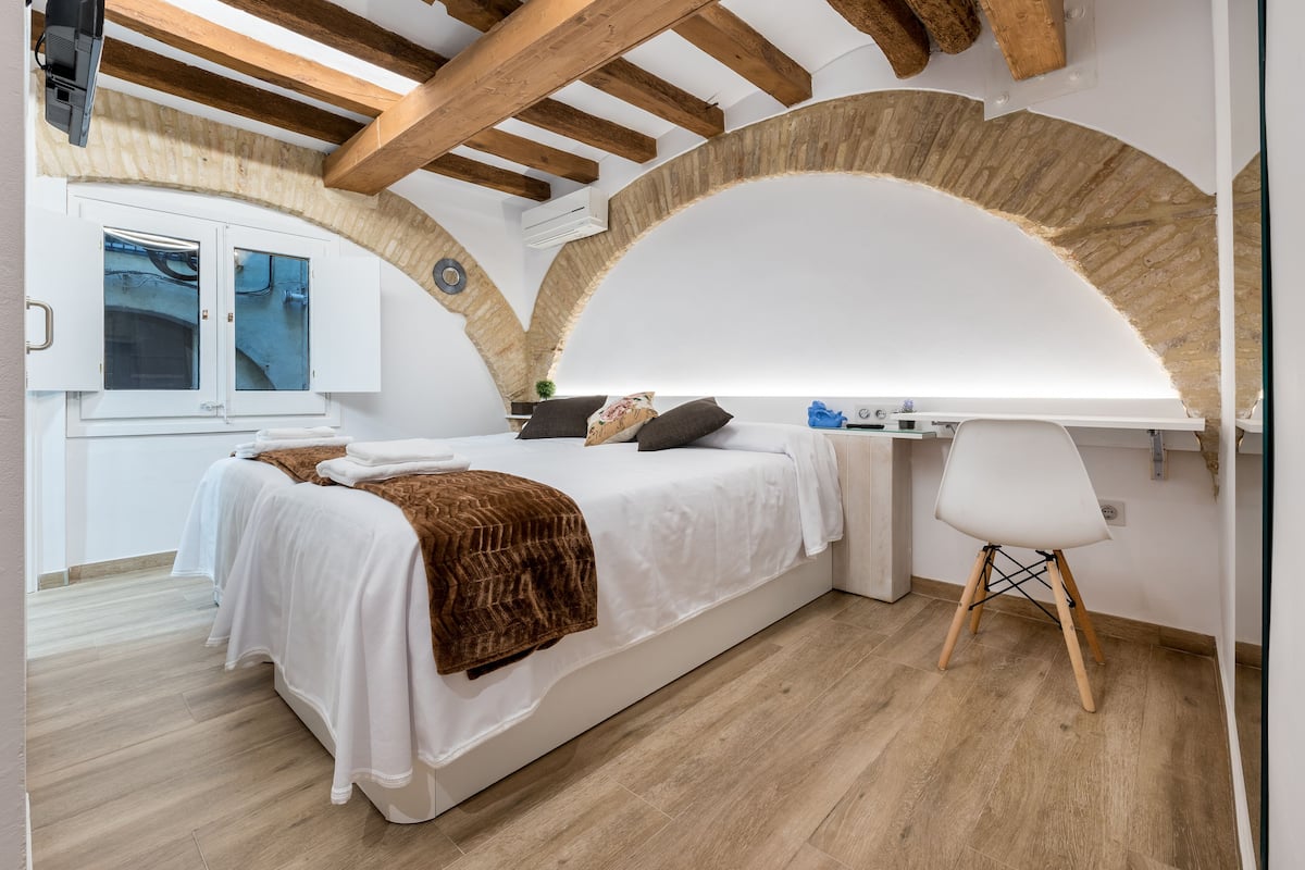 مساحة عمل للكمبيوتر المحمول وواي فاي مجانًا وبديكورات فريدة لكل غرفة