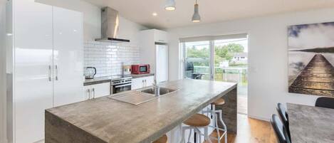 Micro-ondes, four, plaque de cuisson, lave-vaisselle