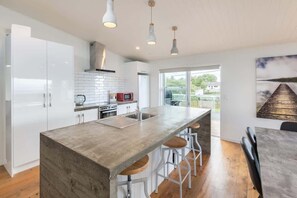 Microwave, oven, stovetop, dishwasher - Lakeside Gem | Stylish with Great Lake Views (Rotorua)