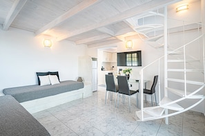 Loftsrom – deluxe | Oppholdsområde | Smart-TV