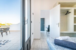 Superior Suite | Premium bedding, in-room safe, individually decorated - Rhenea Resort (Santorini)