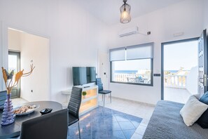 Superior Suite | Living area | Smart TV - Rhenea Resort (Santorini)