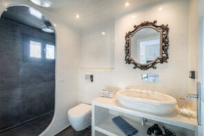 Superior Suite | Bathroom | Shower, rainfall showerhead, free toiletries, hair dryer - Rhenea Resort (Santorini)