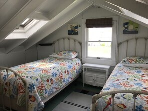 3 bedrooms, free WiFi, bed sheets - Ocean Front Cottage! (Westport)