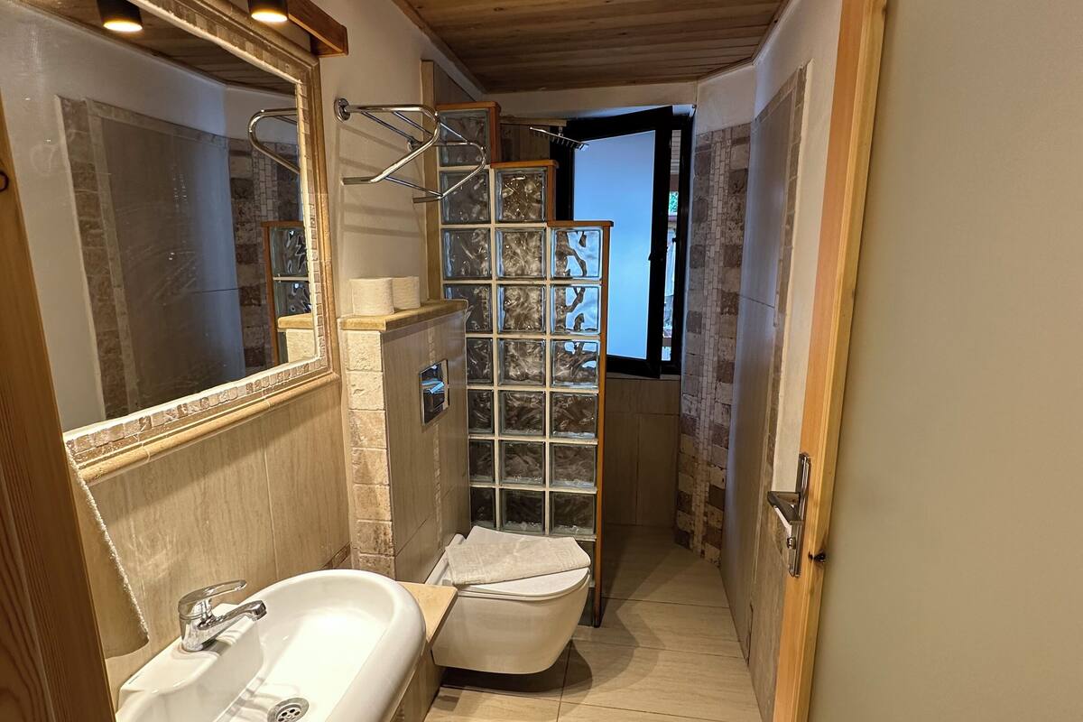 superior studio suite, kitchen, garden level | bathroom | shower, rainfall showerhead, hair dryer, slippers