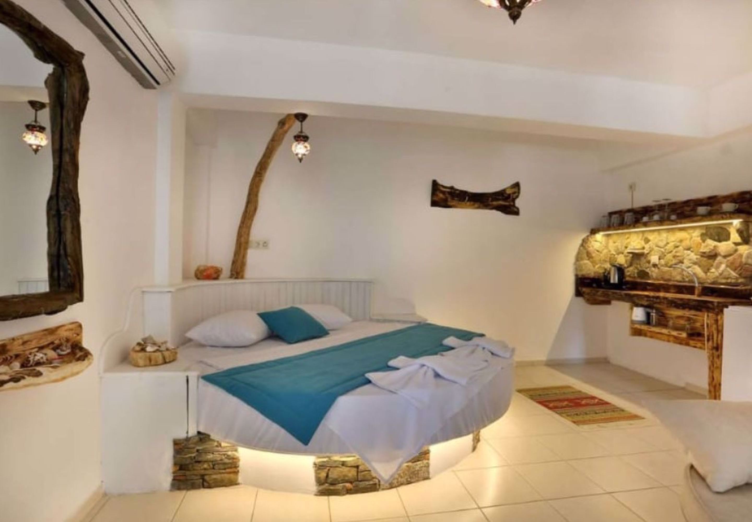 deluxe studio suite, garden floor | 1 bedroom, desk, iron/ironing board, free wifi