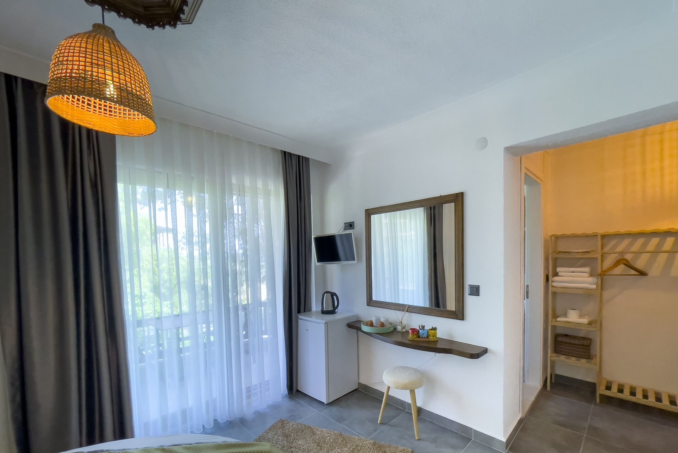 deluxe studio suite, partial sea view | 1 bedroom, desk, iron/ironing board, free wifi