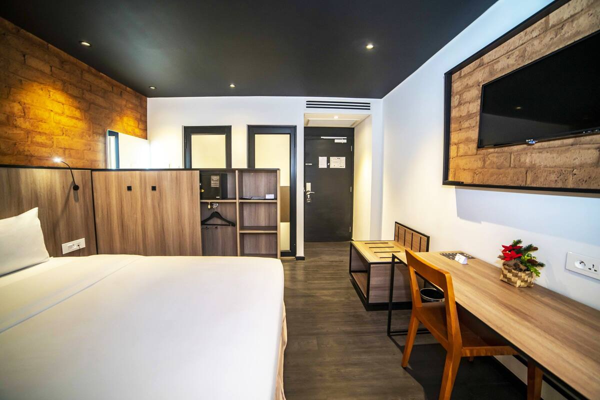 Standard Room, 1 Queen Bed | In-room safe, desk, blackout drapes, soundproofing