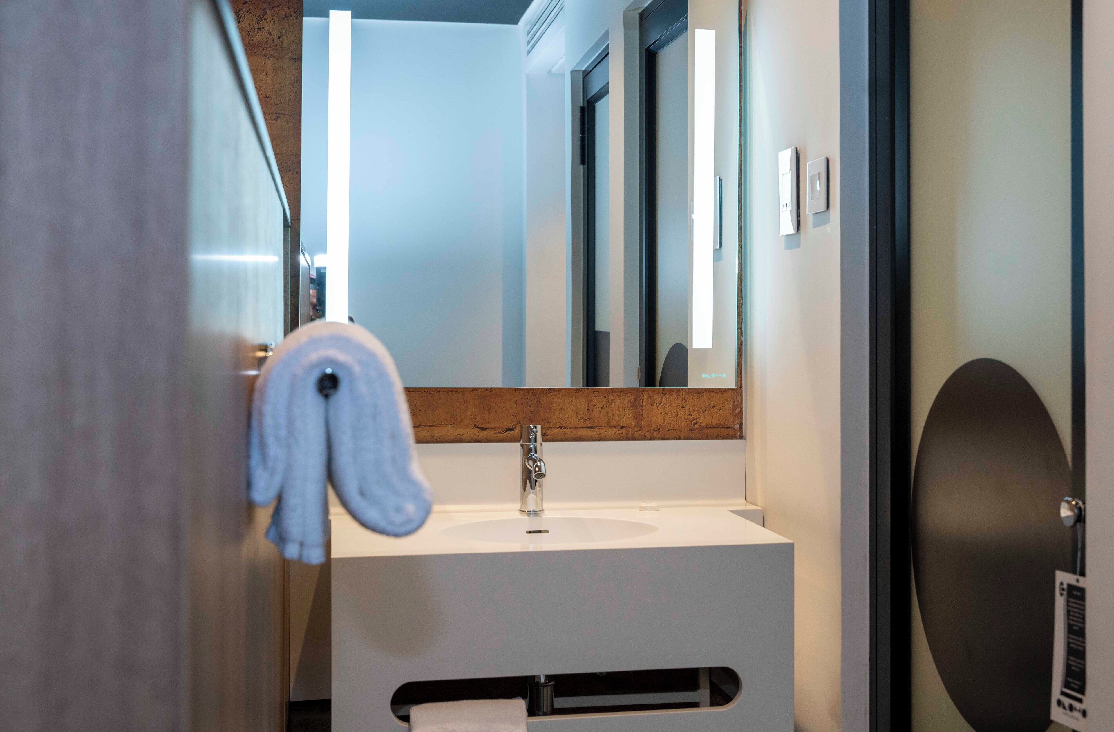 shower, rainfall showerhead, free toiletries, towels