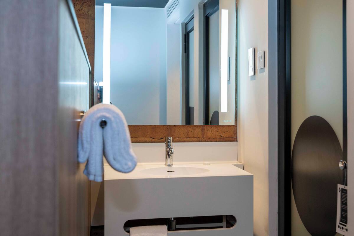 shower, rainfall showerhead, free toiletries, towels